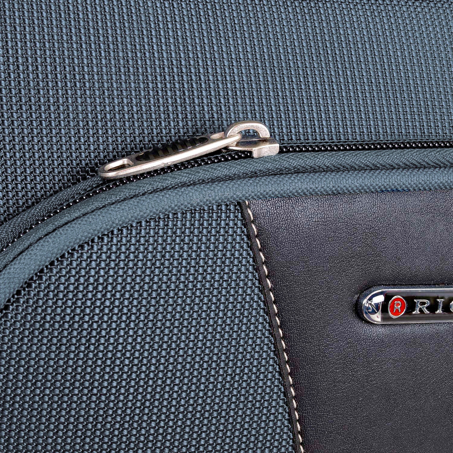 Кейс-пилот на 4х колесах RION+ А433 серый