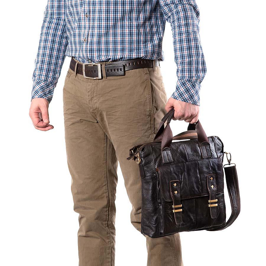 Мужские сумки через магазин. Сумка мужская. Сумка мужская вертикальная. Мужчина с сумкой. Удобная сумка для мужчин.
